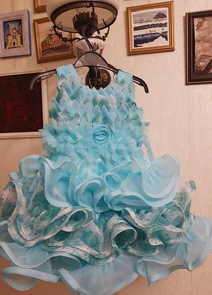 Великолепное праздничное платье на 6-8 лет