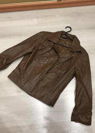 Шикарная кожаная куртка косуха с заклепками и стразами.1 фото