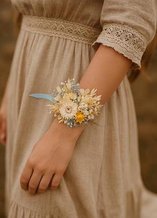 Квітковий корсаж з сухоцвітів у жовто-блакитних тонах на руку — бохо браслет для нареченої чи подруги