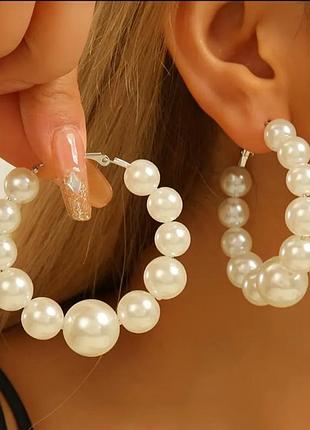 Женские сережки -кольца с каскадными бусинами jewelry серебристые-белые