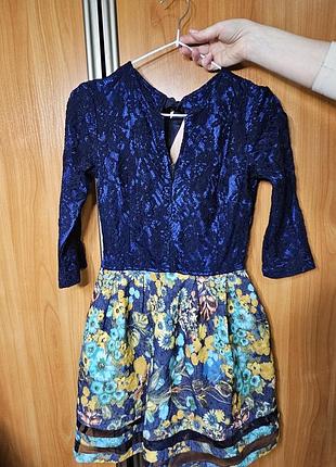Синє плаття з квітковим принтом