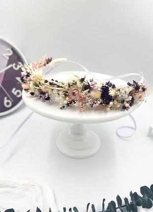 Вінок у фіолетових, рожевих та пурпурних тонах із сухоцвітів та стабілізованих квітів.