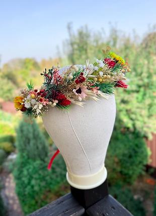 Вінок з польових квітів із сухоцвітів та штучних елементів в яскравих відтінках