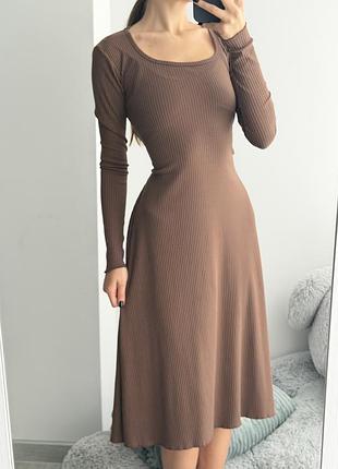 Коричнева міді сукня з довгим рукавом та поясом, як нова