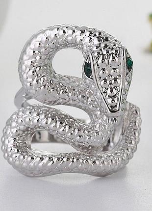 Серебристое ювелирное кольцо в виде змеи с зелеными камнями глазками размер 16