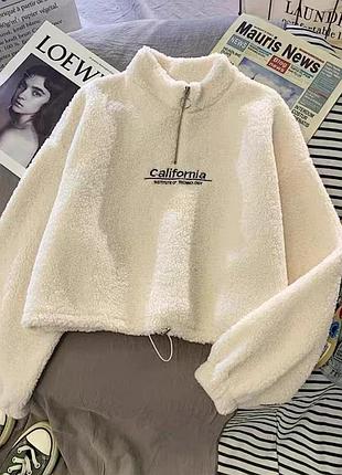 Теплий жіночий светр молочного кольору