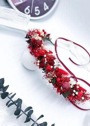 Український вінок в червоних та білих тонах з евкаліптом