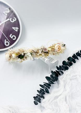 Віночок з сухоцвітів та стабілізованих квітів в айворі й рожевих тонах