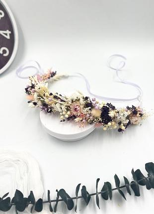 Вінок у фіолетових, рожевих та пурпурних тонах із сухоцвітів та стабілізованих квітів.