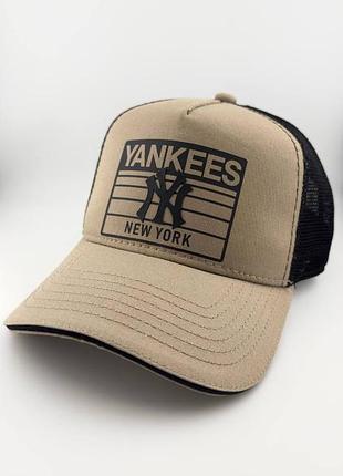 Бейсболка тракер с резиновым патчем yankees new york летняя с сеточкой бежевая с черным