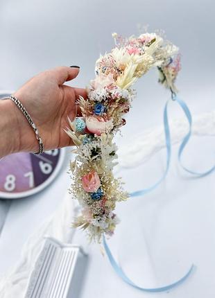 Ніжний віночок на голову з гнучкою основою у рожевих та блакитних тонах, довжина 52 см