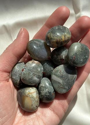 Геліотроп натуральний оброблений, кривавий агат, галтовка 2-3 см, ціна за 1 шт обраної ваги