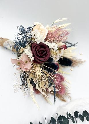 Букет з сухоцвітів, стабілізованих та штучних квітів у бордових, темносиніх, марсала, пурпурово-рожевих тонах