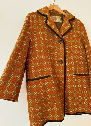 Шерстяное яркое пальто