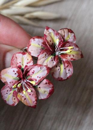 Яскраві сережки з тигровими ліліями ручної роботи з квітами. подарунок дівчині