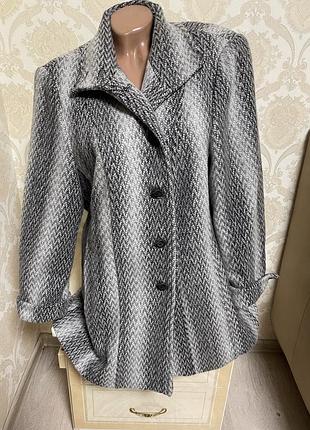 Гарне стильне демисезонне пальто