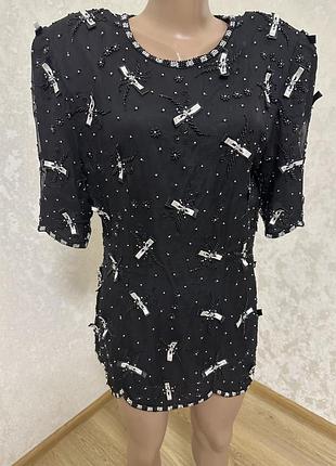 Чорний топ , коротка сукня frank usher, розшитий бісером та сріблястими прикрасами.