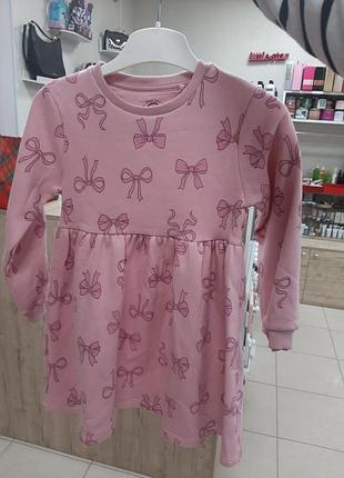 Теплое платье в розовом цвете с красивым принтом