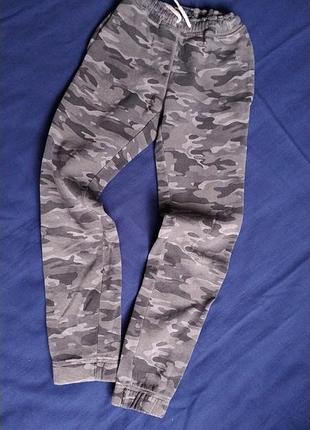 Спортивные утепленные штаны на парня 140-146см. камуфляж