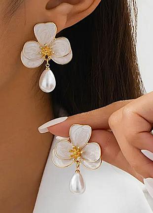 Сережки женские белые цветы с жемчужиной