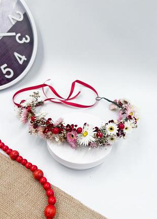 Венок из сухоцветов в розово-бело-красных тонах с ромашками и красными ягодками