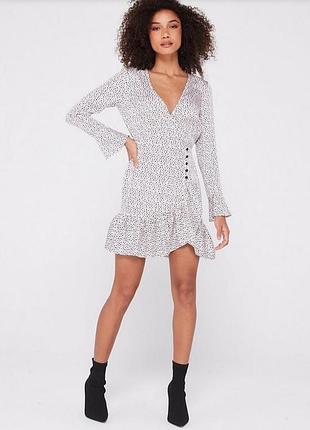 Белое короткое жемчужное платье в горох