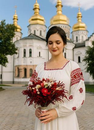 Букет із сухоцвітів у червоних та бордових тонах з елементами українського етностилю