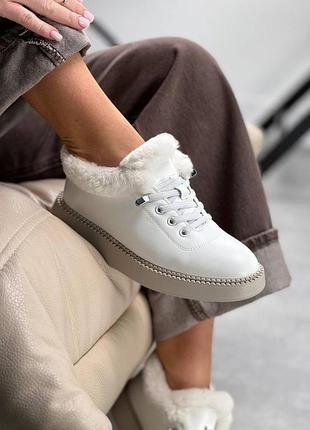 Білі зимові автоледі - кросівки на бежевій підошві