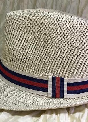 Молочного цвета шляпа федора трехцветный ободок