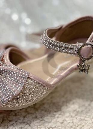 Блискучі туфельки на дівчинку