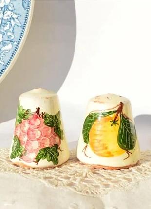 Чудовий набір для солі і перцю. кераміка.