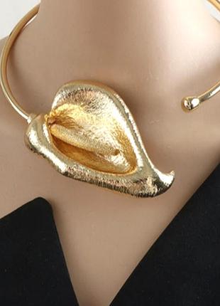 Стильный акцентный чокер колье