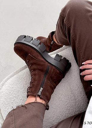 Натуральні замшеві зимові черевики - берці кольору шоколад на високій підошві