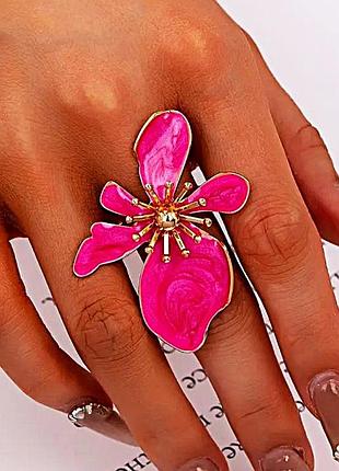 Кольцо женское акцентное с малиновым цветком