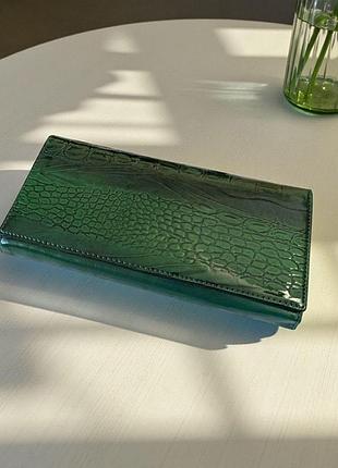 Женский лаковый кошелек на магните с застежкой поцелуй 19х9.5 см под крокодила со-6330