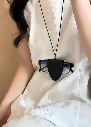 Кулон чехол для очков на длинном шнурке черный 7х4.5см