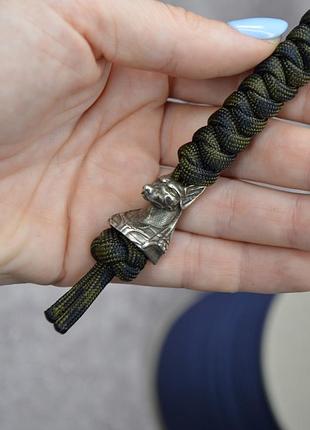 Брелок-оберег с анубисом из мельхиора ручного литья и из паракорда