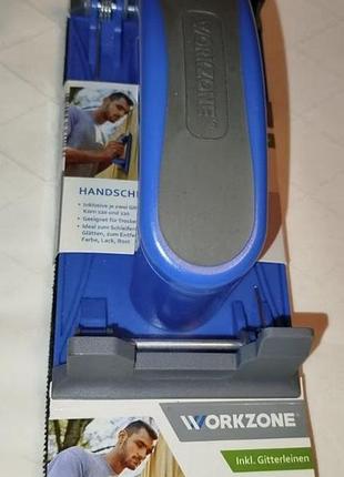 Ручной шлифмашина с ручкой, пружинным зажимом и шлифовальными лентами.