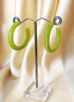 Сережки кольца среднего размера салатового цвета
