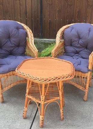 2 кресла "обычные" с серо-синими подушками и стол 6-угольный "коса"