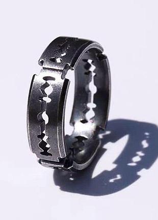 Чорна каблучка з титановим сталевим лезом розмір ,17,19,20