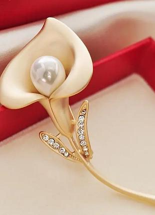 Брошь женская акцентная калла с бусиной