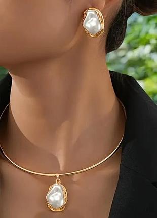 Комплект колье и сережки из бусин барокко