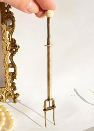 Старовинна виделка з пружинним механізмом для сервірування м'ясних блюд.