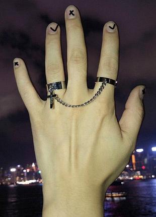 Комплект з 2 сріблястих кілець з'єднаних ланцюжком з підвіскою у вигляді хрестика зміна розміру