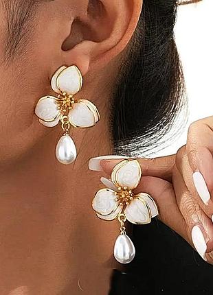 Сережки женские белые цветы с жемчужиной