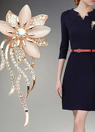 Брошка жіноча квітка зі стрічками