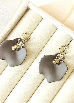 Сережки женские лепестки и бусины кофейного цвета