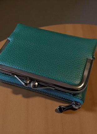 Жіночий маленький шкіряний гаманець на магніті vera pelle 3045 із заскочкою поцілунок 13х10 см зелений
