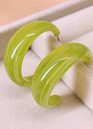 Сережки кольца салатового цвета